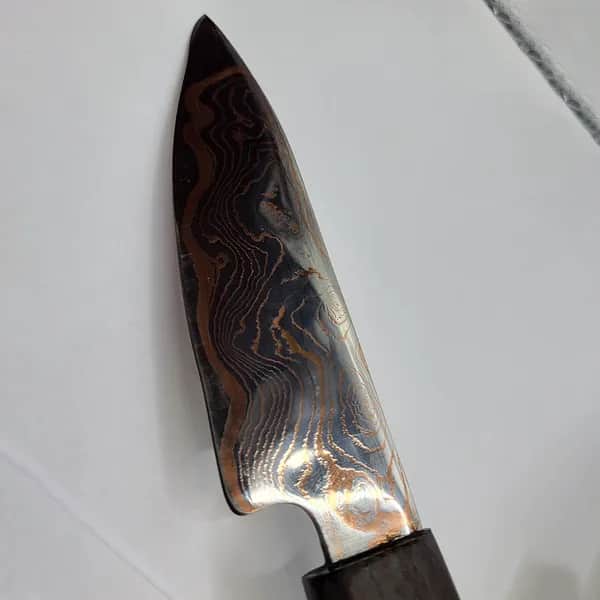 Thomas Rath fertigt in seiner Schmiede Damastique in Österreich handgearbeitete, individuelle Damastmesser von höchster Qualität.