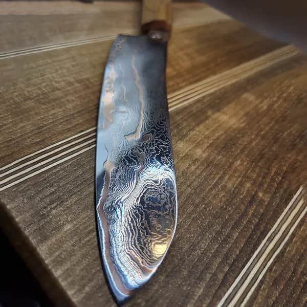 Damastique steht für handgefertigte Damastmesser von Thomas Rath, die traditionelle Schmiedekunst, höchste Qualität und individuelle Gestaltung zu einzigartigen Unikaten vereinen