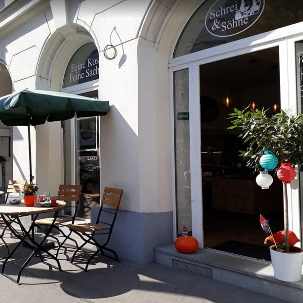 Gemütliches Lokal Schrei & Söhne in Wien mit Beinschinken, Prosecco, Käse, Weinen und Bieren aus österreichischen Privatbrauereien sowie Produkten von kleinen Produzenten, die man im Einzelhandel nicht findet.