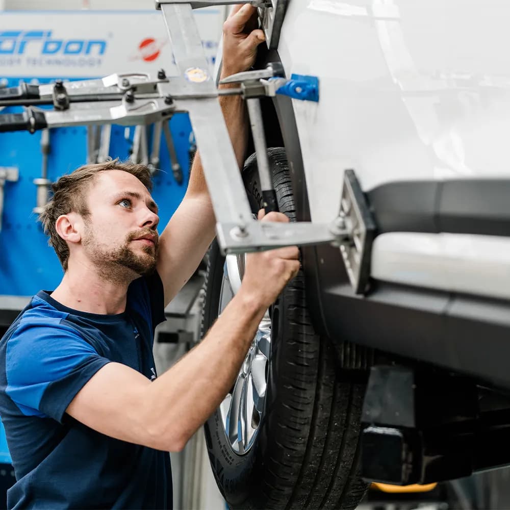 Unfallschaden professionell beheben im markenunabhängigen Autohaus Lang mit VAG-Herstellerdiagnose, Lackreparatur, Richtbank und günstiger Reparatur auf Herstellervorgaben.