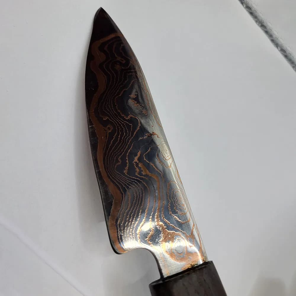 Thomas Rath fertigt in seiner Schmiede Damastique in Österreich handgearbeitete, individuelle Damastmesser von höchster Qualität.