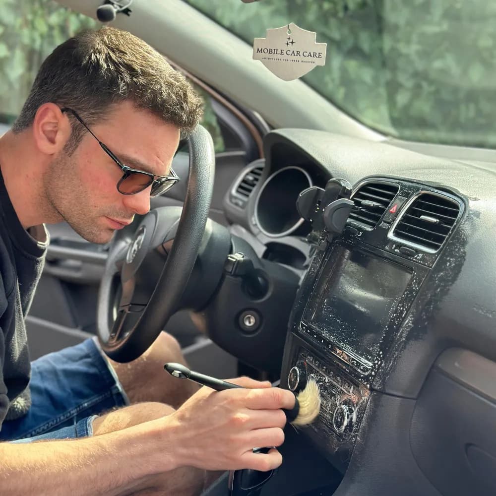 Kristof MARKUS von Mobile Car Care bietet mobile Autoreinigung in Salzburg, die zu Ihnen kommt.