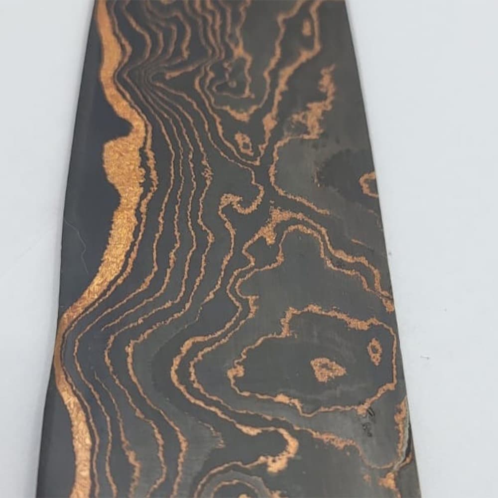 Thomas Rath fertigt mit Damastique in Österreich einzigartige Kupferdamastmesser und bietet individuelle Anfertigungen.