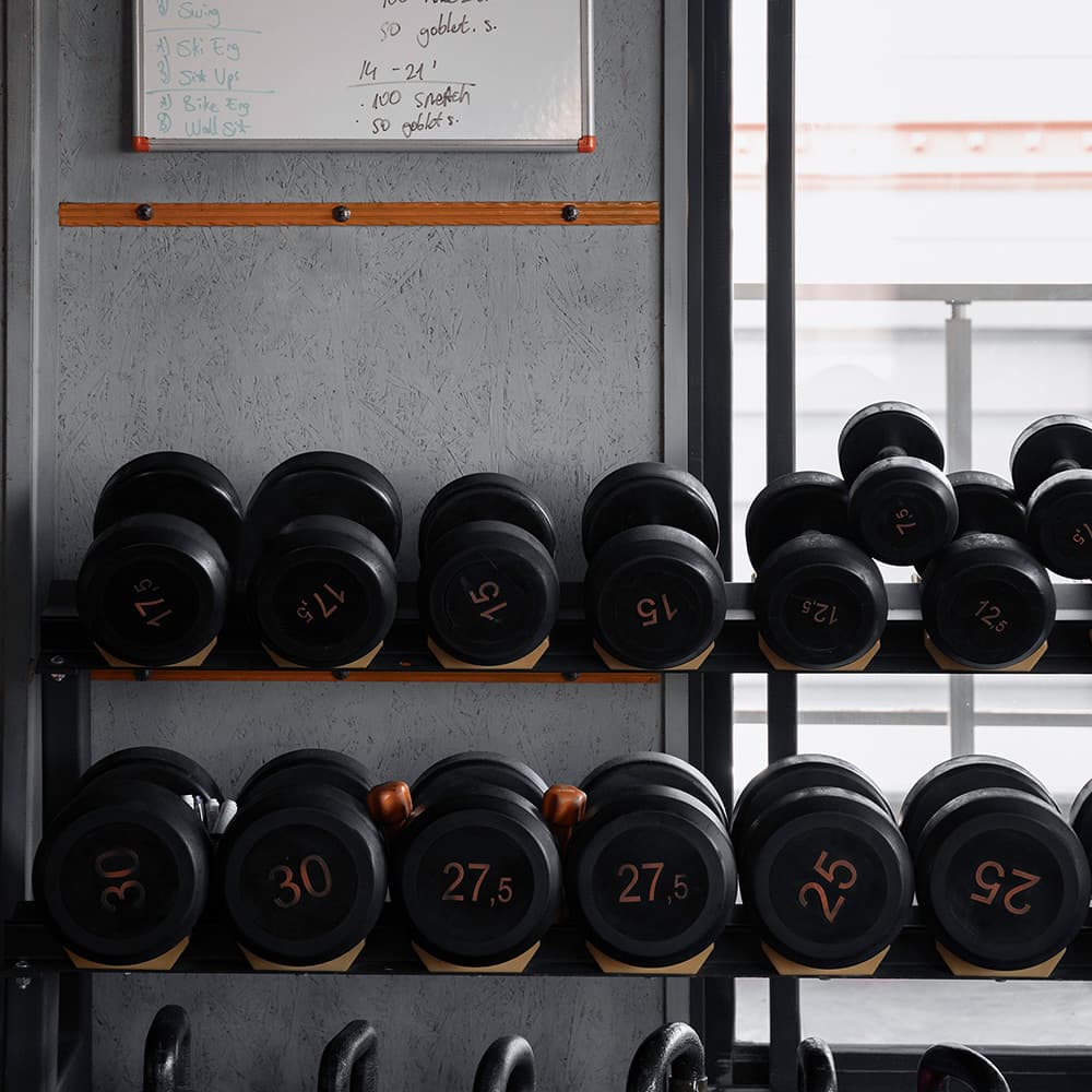 Personal Trainer Daniel Witzl unterstützt eine Klientin bei gezielten Rehabilitationsübungen im Rahmen seines ViennaFitPro-Programms in Wien.