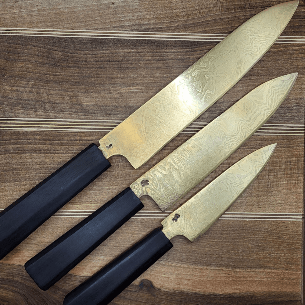 Thomas Rath von Damastique bietet einzigartige Messerschmiedekurse, in denen Teilnehmer ihre eigenen Damastmesser kreieren können.