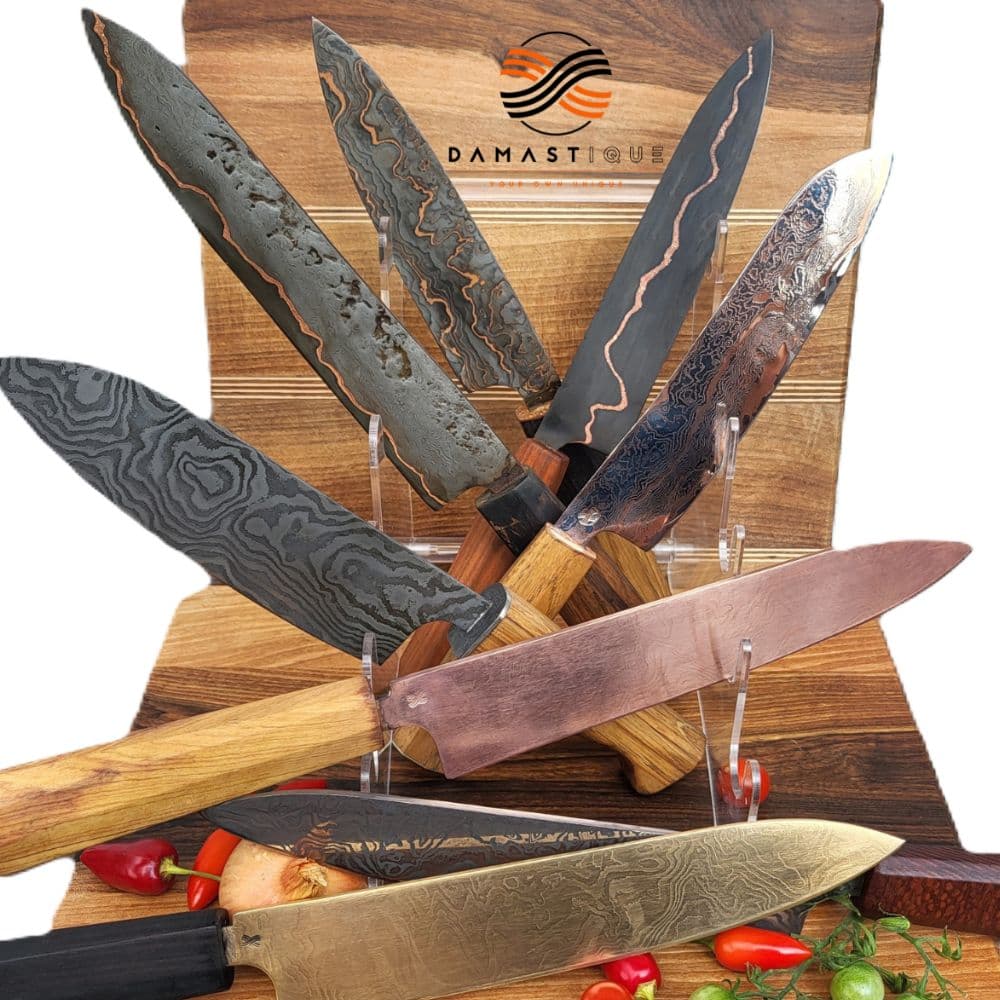 Thomas Rath zeigt bei Damastique, wie aus sorgfältig ausgewählten Stahlsorten durch traditionelle Schmiedekunst und persönliche Kurse perfekte Damastmesser entstehen.