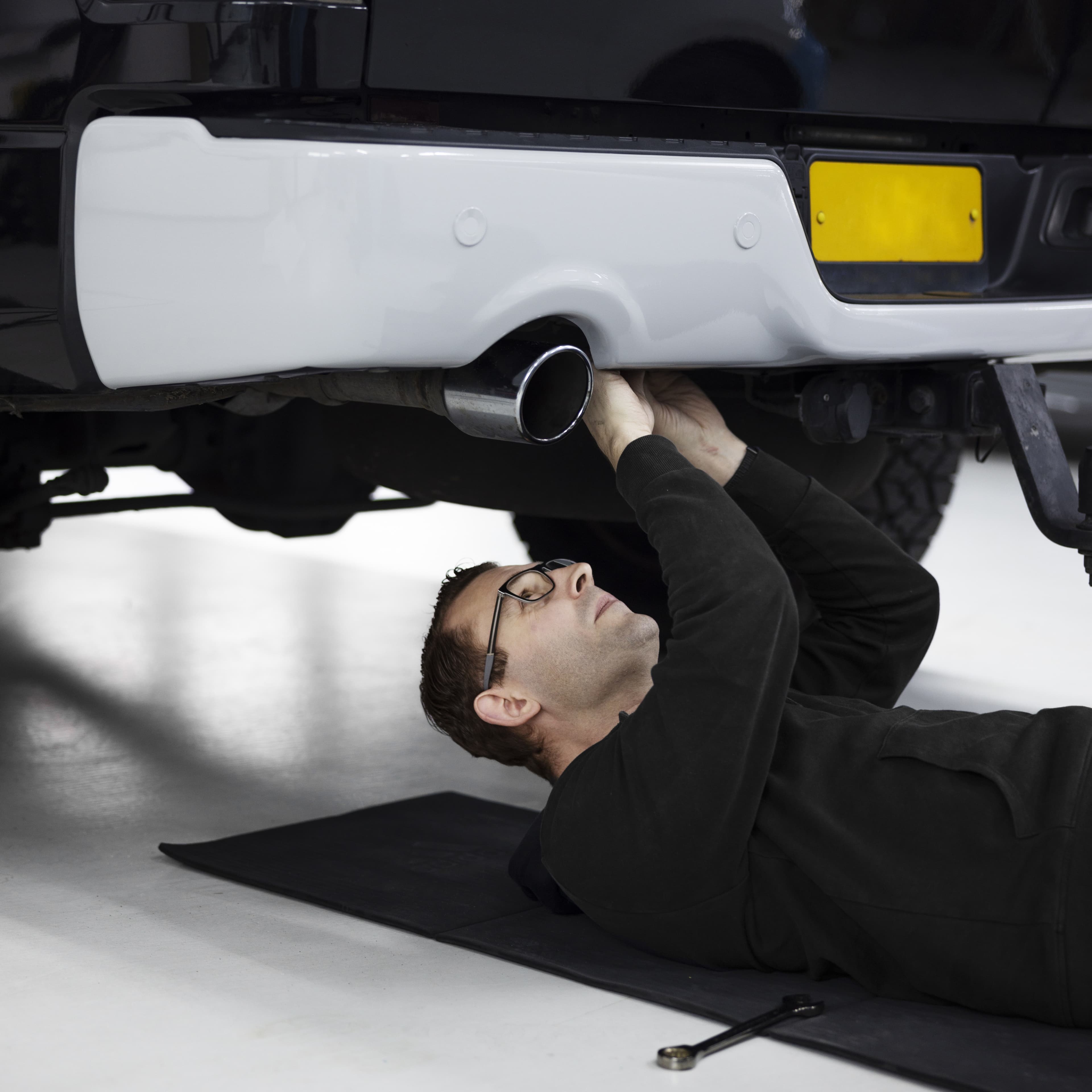 Michael Pintarits von Carbaroncleaning_bgld erläutert die Vorteile der Motorinnenreinigung für saubere, leistungsstarke Motoren.