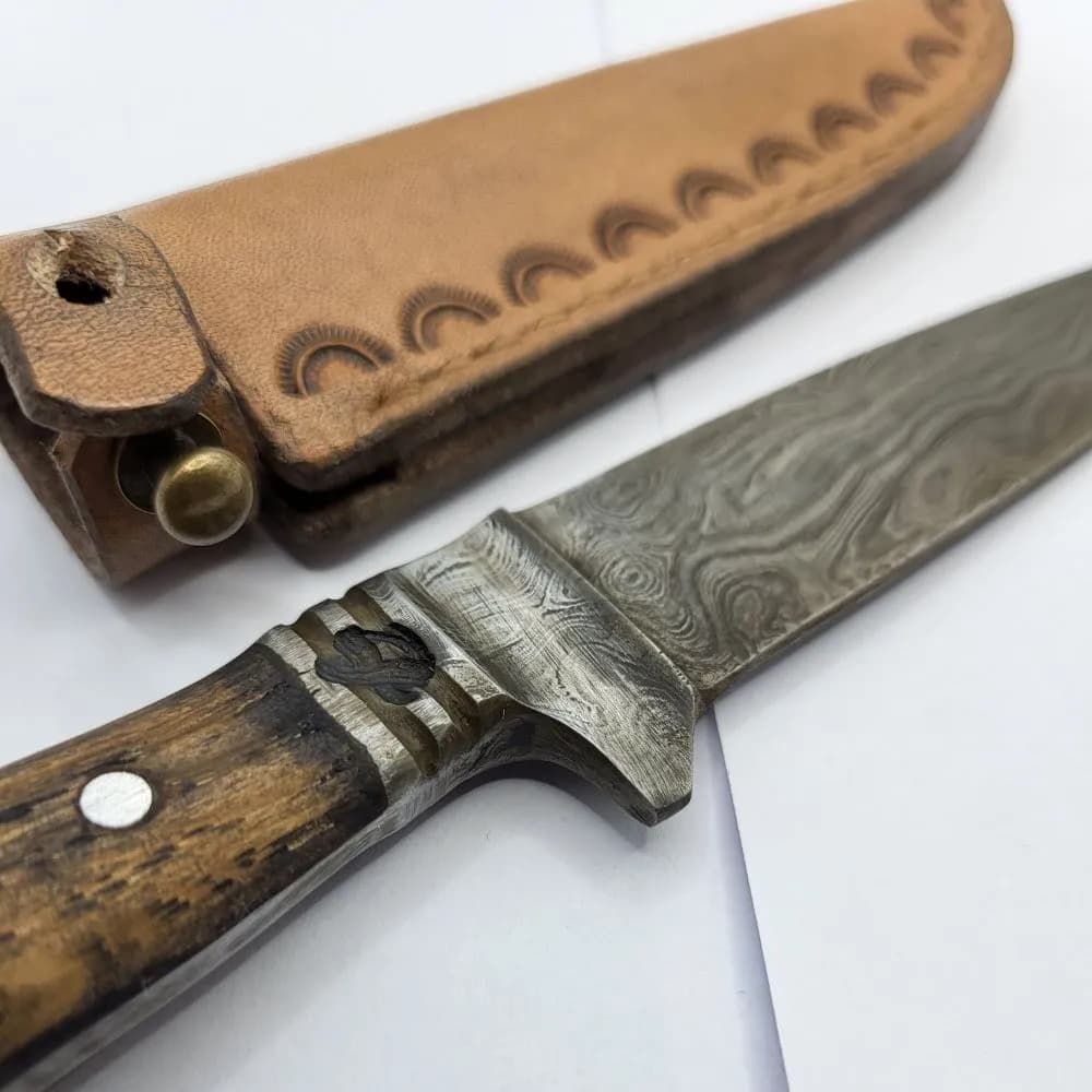 Thomas Rath fertigt bei Damastique robuste Outdoormesser aus Damaststahl, die durch aufwändige Schmiedetechniken, österreichische Qualitätsstandards und praxisorientierte Kurse zu einzigartigen Begleitern im Gelände werden.