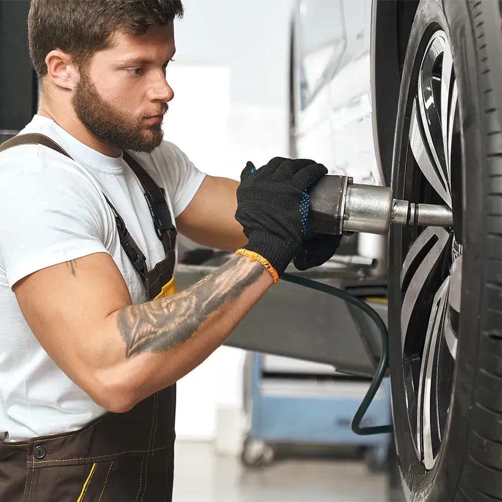 Evocars Riegler bietet einen professionellen Reifenwechsel-Service, Depot-Service für Sommer- und Winterreifen sowie umfassende Fahrzeugdienstleistungen mit top Markenreifen und kompetenter Beratung.