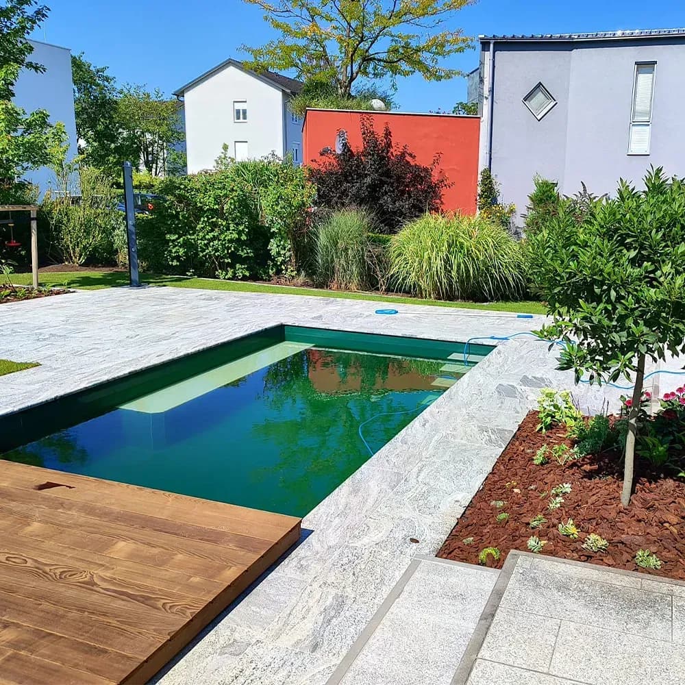 Naturnahes Poolerlebnis im eigenen Garten: Ein chlorfreier Fertignaturpool von Gartenarchitektur Hammerl – eingebaut in nur einem Tag.