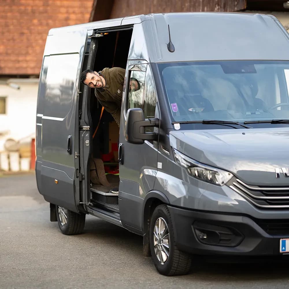 Mit guter Laune unterwegs: RP-Transport vor dem nächsten Einsatz – moderne Fahrzeuge und motiviertes Team im Einsatz für zuverlässige Logistik.