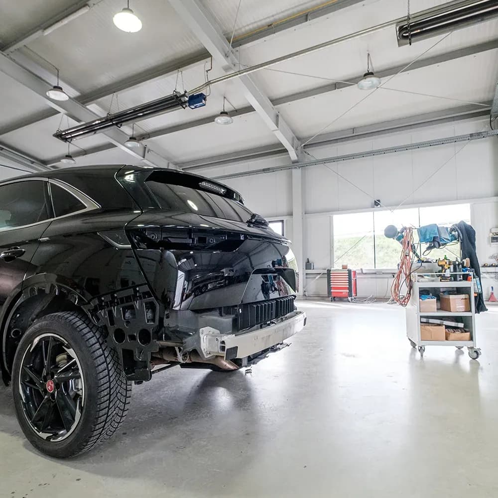 Bildunterschrift: Tragler Lackiererei/Spenglerei & Sandstrahltechnik in Fehring – Herbstpflege, Lackschutz, Karosserieschutz und Sandstrahlen für Fahrzeuge in der kalten Jahreszeit.