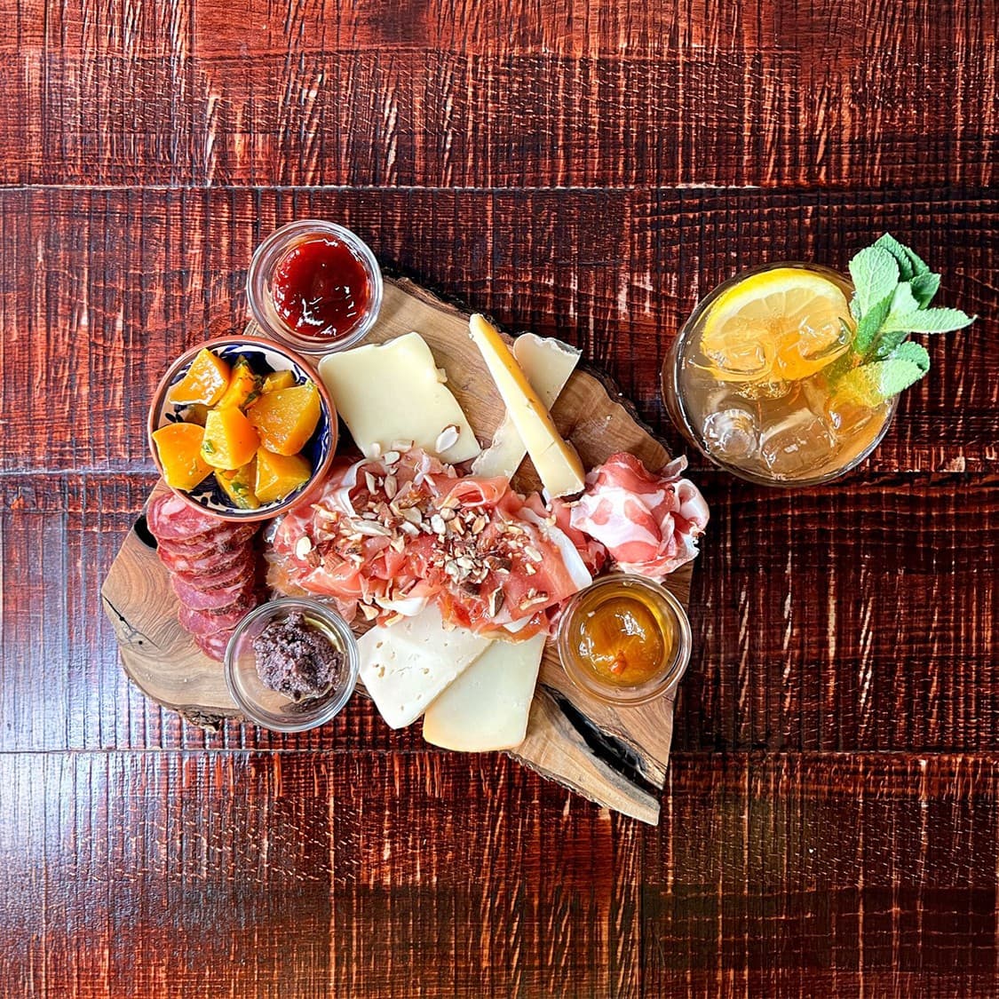 Daniel Machado bereitet frische portugiesische Herbstgerichte in der Tasca Austro Galo in Wien mit saisonalen Zutaten und authentischem Flair zu.