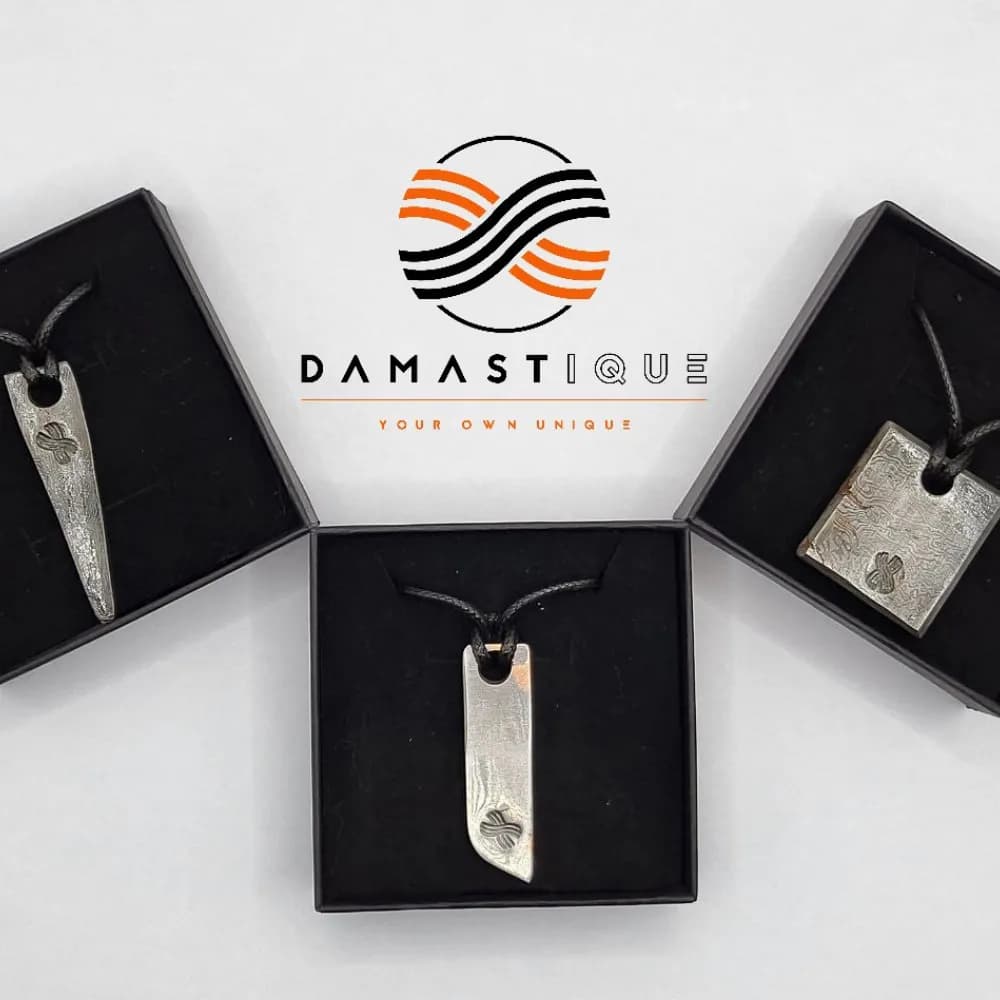 Ein Gutschein von Damastique verschenkt nicht nur ein handgefertigtes Damastmesser, sondern auch die einmalige Erfahrung eines eigenen Messerschmiedekurses.