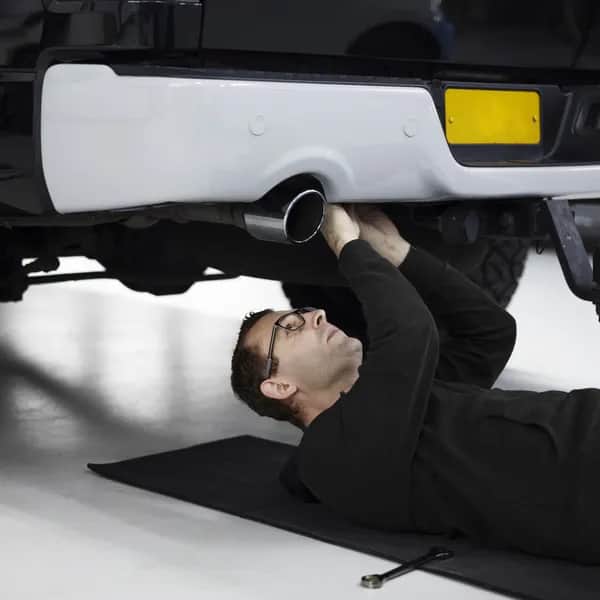 Michael Pintarits von Carbaroncleaning_bgld erläutert die Vorteile der Motorinnenreinigung für saubere, leistungsstarke Motoren.