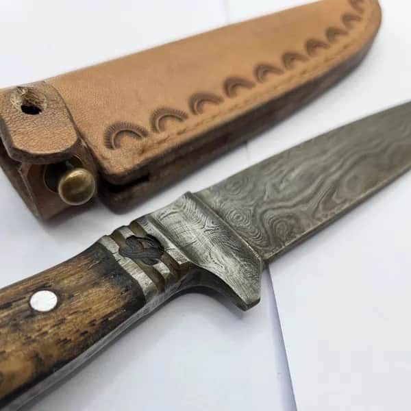 Thomas Rath fertigt bei Damastique robuste Outdoormesser aus Damaststahl, die durch aufwändige Schmiedetechniken, österreichische Qualitätsstandards und praxisorientierte Kurse zu einzigartigen Begleitern im Gelände werden.